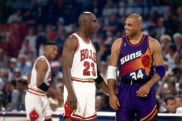 Michael Jordan y Charles Barkley, con las camisetas de Bulls y Suns. La de Chicago es una de las que menos han cambiado en su historia, ya sea como local o visitante. La de Phoenix ha evolucionado hasta el completo blanco o naranja actualidad, y ya no lleva ese famoso balón de baloncesto.