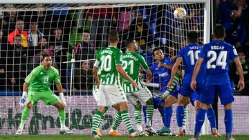 Real Betis' Chilean goalkeeper Claudio Bravo (L) looks at teammates vying with Getafe players in the goal area during the Spanish League football match between Getafe CF and Real Betis at the Col. Alfonso Perez stadium in Getafe on May 2, 2022. (Phot