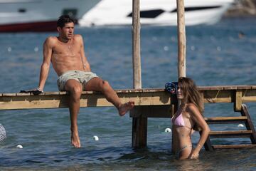 Sergi Roberto, defensa del Barcelona y su esposa Coral Simanovich disfrutan de las playas y el sol de Ibiza.