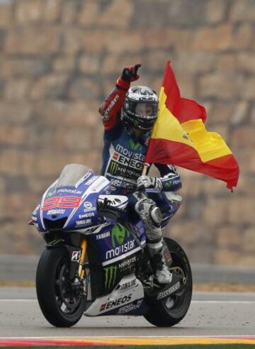 El piloto español de MotoGP Jorge Lorenzo (Movistar Yamaha) celebra su victoria en el Gran Premio de Aragón de Motociclismo que se ha disputado hoy en el circuito de Motorland de Alcañiz (Teruel).