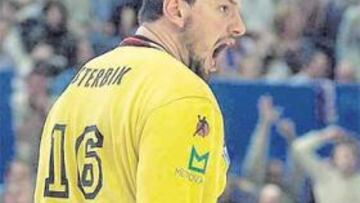 <b>¡TOMAAAA! </b>Arpad Sterbik celebra una de sus muchas paradas.