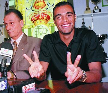 Denilson de Oliveira, junto a Manuel Ruiz de Lopera en su presentación.