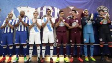 Los jugadores del Deportivo de La Coru&ntilde;a, posan con la nueva equipaci&oacute;n del club.