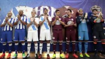 Los jugadores del Deportivo de La Coruña, posan con la nueva equipación del club.