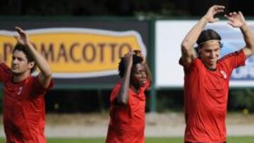 <b>TRABAJO. </b>Ibra se entrena junto a Pato (izq.) y Oduamadi (centro).
