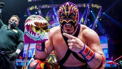 Hechicero festeja una victoria con la máscara de Titán en el centro del ring de la Arena México.