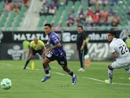 Jesus Hernandez (L) of Mazatlan fights fo rthe ball with Bayron Duarte (R) of Queretaro during the 15th round match between Mazatlan FC and Queretaro as part of the Liga BBVA MX Varonil, Torneo Clausura 2026 at El Encanto Stadium, on April 17, 2026 in Mazatlan, Sinaloa, Mexico.