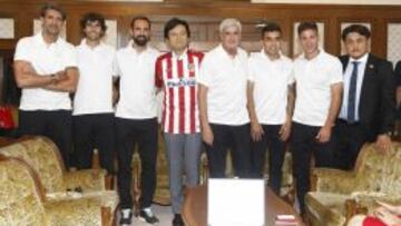 El gobernador de Saga pos&oacute; con la camiseta del Atleti junto a Juanfran, Tiago, Vietto y Correa.