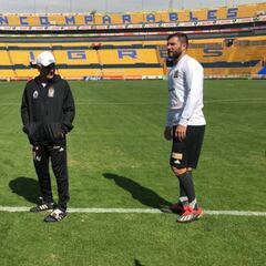 Gignac bromea con Martino sobre su llamado al Tri