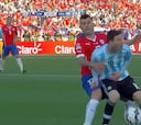 El origen del pique Messi-Medel fue en 2015: un patadón al estómago que sí mereció la roja