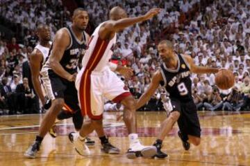 Miami Heat 95 (4) - San Antonio Spurs 88 (3). Tony Parker con el balón.