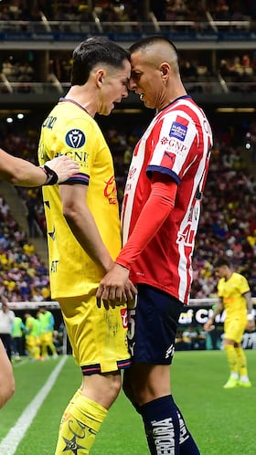 Alvaro Fidalgo of America and Roberto Alvarado of Guadalajara during the round of 16 first leg match between Guadalajara and America as part of the CONCACAF Champions Cup 2025, at Akron Stadium on March 05, 2025 in Guadalajara, Jalisco, Mexico.