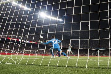5-1. Arturo Vidal marc¨® el quinto gol.