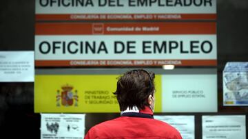 Una persona pasa al lado de una Oficina de Empleo en Madrid (España).