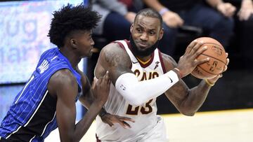 El rookie Jonathan Isaac defiende a LeBron James.