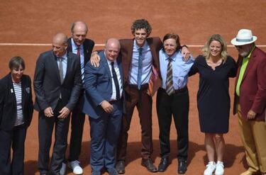Guga Kuerten con algunas de las leyendas que le acompañaron.