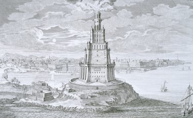 La construcción del faro terminó sobre el 280 a.C., durante el reinado de Ptolomeo II. Siendo Alejandría un referente cultural y comercial, la estructura servía para dar luz en la oscuridad del mar a los barcos que llegaban al puerto. Medía más de 100 metros y su luz alcanzaba los 40 km.
Su base era cuadrada, tenía una sección media octogonal y una parte superior cilíndrica. Su buen diseño se convirtió en el modelo para todos los faros desde entonces.