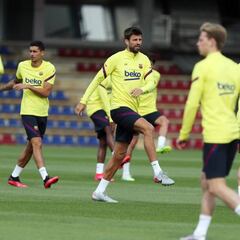 Piqué, felicitado por el vestuario