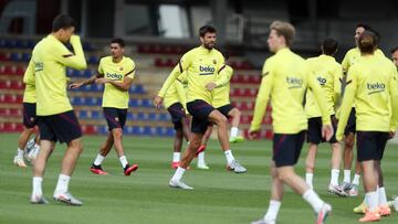 Piqué, felicitado por el vestuario