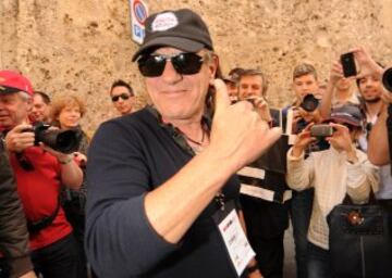 Brian Johnson cantande del grupo de rock  ac/dc.  