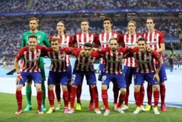 El once inicial del Atlético de Madrid. Arriba: Oblak, Filipe Luis, Gabi, Savic, Torres y Godín. Abajo: Saúl, Gruiezmann, Augusto Fernández, Juanfran y Koke.