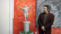 El escultor posa con el modelo de la estatua que estar&aacute; en los alrededores del campo del CSKA de Sof&iacute;a.