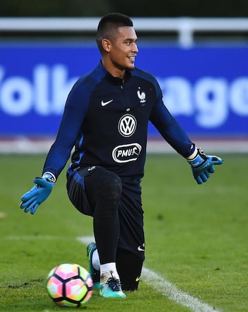 Llegó al PSG con solamente 15 años, aunque hasta el año pasado fue pasando por diferentes equipos a modo de cesión. El club parisino decidió quedárselo después del préstamo en el Villarreal. El portero de ascendencia filipina se encontró con la titularidad en el 'submarino amarillo' tras una lesión de larga duración de Asenjo. Acabó siendo una pieza importante y el PSG se lo correspondió. El año pasado le ganó el puesto en muchas ocasiones al alemán Kevin Trapp.