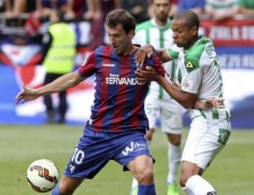 El centrocampista del Eibar Mikel Arruabarrena y el defensa brasileño del Córdoba Edimar Curitiba, durante el partido de la jornada 38 de la Liga BBVA de fútbol disputado hoy entre ambos equipos en el estadio de Ipurúa de Eibar. 