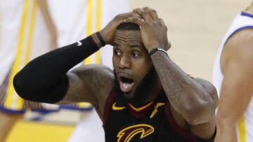 LWS107. OAKLAND (EE.UU.), 31/05/2018.- LeBron James de Cleveland Cavaliers reacciona durante el primer partido de la final de la NBA entre Golden State Warriors y Cleveland Cavaliers, en Oakland, California (Estados Unidos) hoy, jueves 31 de mayo de 2018. EFE/MONICA DAVEY/PROHIBIDO SU USO POR SHUTTERSTOCK