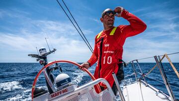 El patrón del 'Mapfre', Xabi Fernádenz escrutina el horizonte en busca de las rachas de viento.