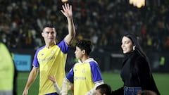 Cristiano Ronaldo, en su presentación como juagdor del Al Nassr, junto a su familia.