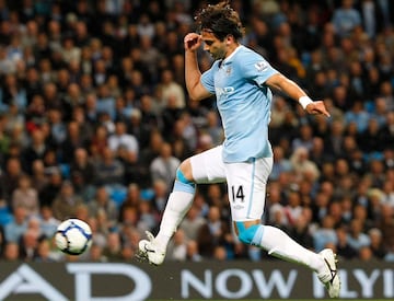 Lleg車 al Manchester City en la temporada 2008/2009 procedente del Blackburn Rovers. Solo estuvo 1 temporada y media en el conjunto citizen en la que no se hizo hueco en el equipo. Jug車 un total de 640 minutos repartidos en 19 partidos y solo marc車 3 goles.