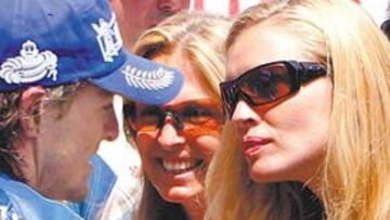 <b>FELICIDAD. </b>Sete Gibernau logró ayer la segunda pole de la temporada y recibió la felicitación de su novia, la top model Esther Cañadas.