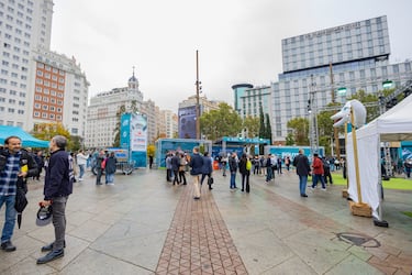 La Plaza de España de Madrid acoge la Fan Zone de los Miami Dolphins. 