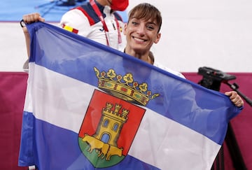 Sandra Sánchez sostiene la bandera de Talavera de la Reina, su ciudad natal.