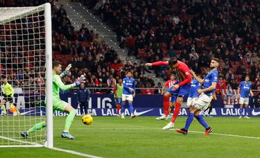 2-1. Centro de Marcos Llorente, desde la línea de fondo, y Álvaro Morata cabecea el balón superando a David Soria.