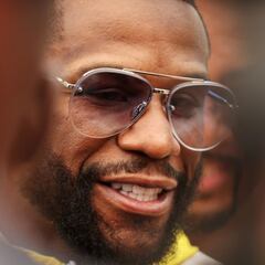 What is Floyd Mayweather's boxing record?