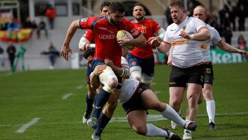 El jugador de la selecci&oacute;n espa&ntilde;ola de rugby, Sebastien Rouet (i), protege el bal&oacute;n ante un jugador de la selecci&oacute;n de Alemania, durante el partido correspondiente al pen&uacute;ltimo partido clasificatorio para el campeonato mundial disputado hoy en la Ciudad Universitaria de Madrid.