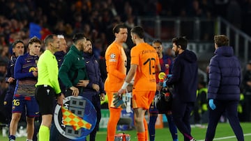 Szczesny, sustituyendo a Joab García