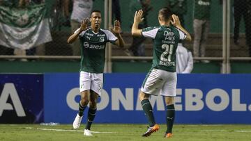 Jhon Mosquera y Nicol&aacute;s Benedetti celebrando un gol con Deportivo Cali ante Bol&iacute;var por Copa Sudamericana