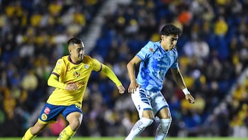 Erick Sanchez (L) of America fights for the ball with Elias Montiel (R) of Pachuca during the Quarter-Final second leg match between Pachuca and America as part of the Liga BBVA MX, Torneo Clausura 2025 at Ciudad de los Deportes Stadium on May 10, 2025 in Mexico City, Mexico.