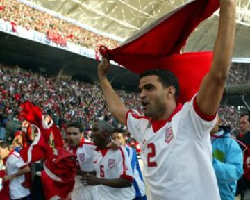 Los jugadores de la selección de Túnez: Khaled Badra, Hatem Trabelsi y Kais Ghodbane recorren el estadio Rades para celebrar con sus seguidores la victoria en la Copa de África contra Marruecos. Túnez ganó 2-1
