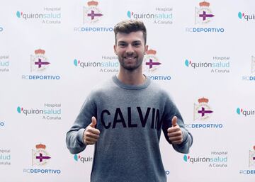 El pivote, que completó la pasada temporada en el Atleti B, ha salido cedido al Deportivo, que busca ir retornando al lugar que le corresponde y tiene el gran objetivo de subir de la Primera RFEF. El centrocampista catalán tiene 21 años y por el momento le está costando sumar minutos, esperando desde el banquillo su oportunidad.   