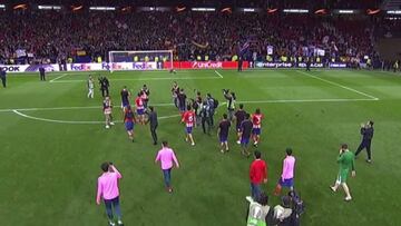 Jugadores del Atleti celebran el triunfo con su afición.