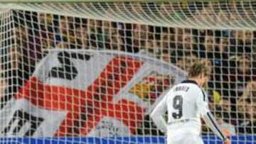 <b>24-04-12. </b>Se marcha solo y regatea a Valdés.