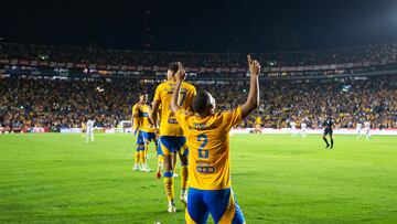 AME576. MONTERREY (MÉXICO), 15/02/2025.- Joaquim Pereira de Tigres celebra un gol este sábado, durante un partido de la séptima jornada del Torneo Clausura 2025 entre Tigres y Cruz Azul, en el estadio Universitario en Monterrey (México). EFE/ Miguel Sierra