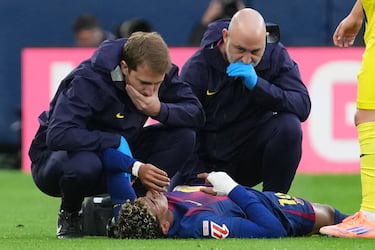 Lamine Yamal en el suelo tras recibir una dura entrada. 