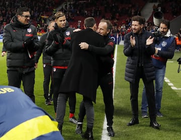 El ex jugador ha recibido en el Wanda Metropolitano un emotivo y merecido homenaje del Atleti, al que se ha sumado el Osasuna, equipo en el que también jugó. En la foto, Juanfran saluda al 'Profe' Ortega. 