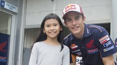 Marc Márquez posa con una fan en la tercera jornada de los test de pretemporada.