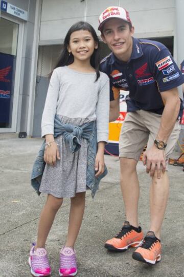 Marc Mrquez posa con una fan en la tercera jornada de los test de pretemporada.